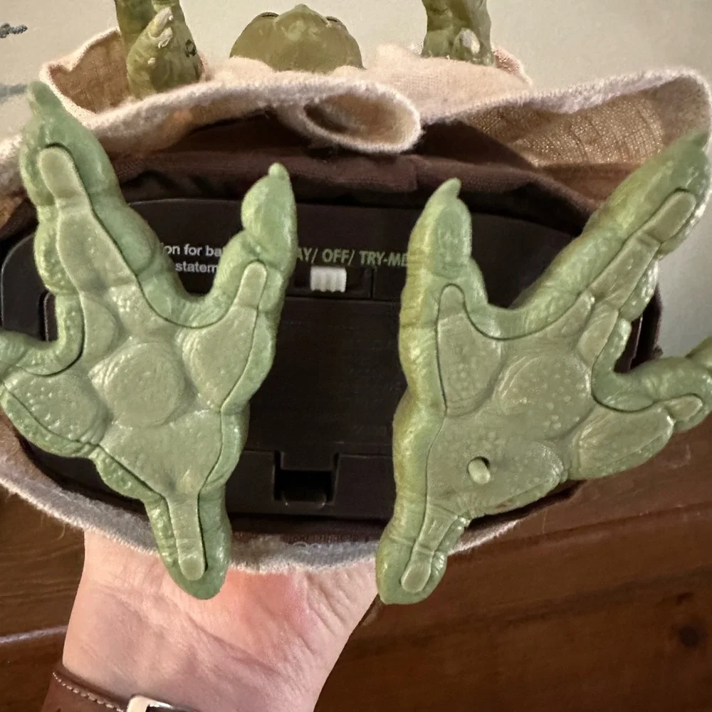 Hasbro Green and Brown Jedi Master Action Figure - Picture 3 of 3